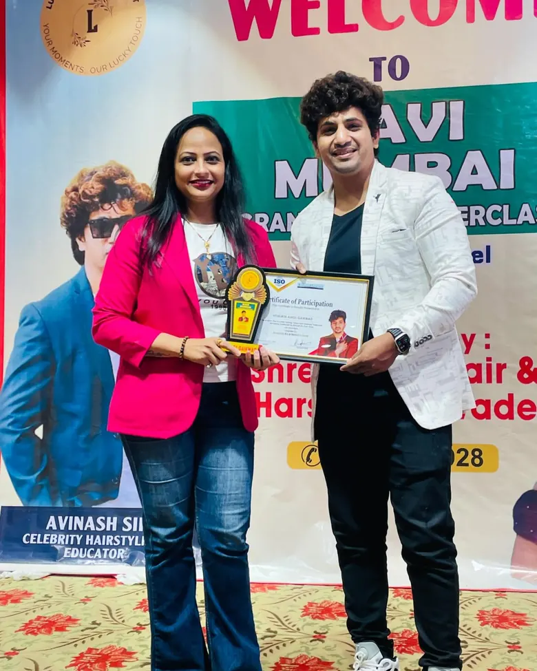 Hema Gaikwad receiving a trophy and certificate from hairstylist Avinash at a Navi Mumbai masterclass.