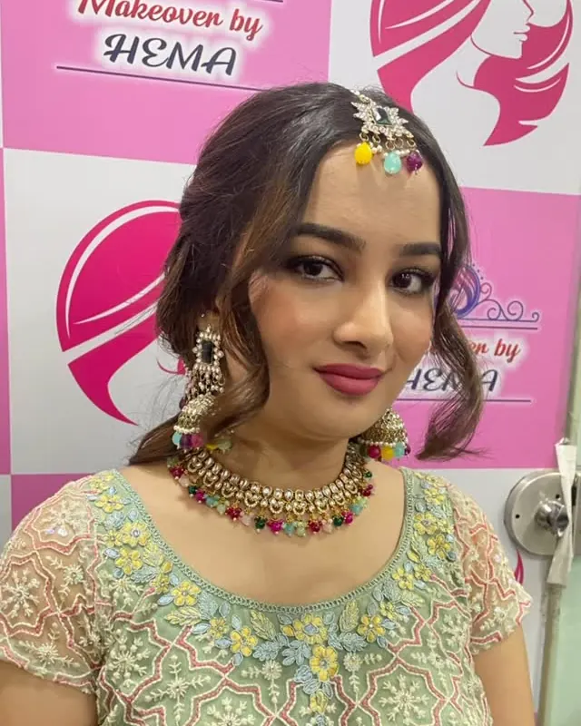Reception look: soft glam makeup, a maang tikka and a pastel embroidered blouse.